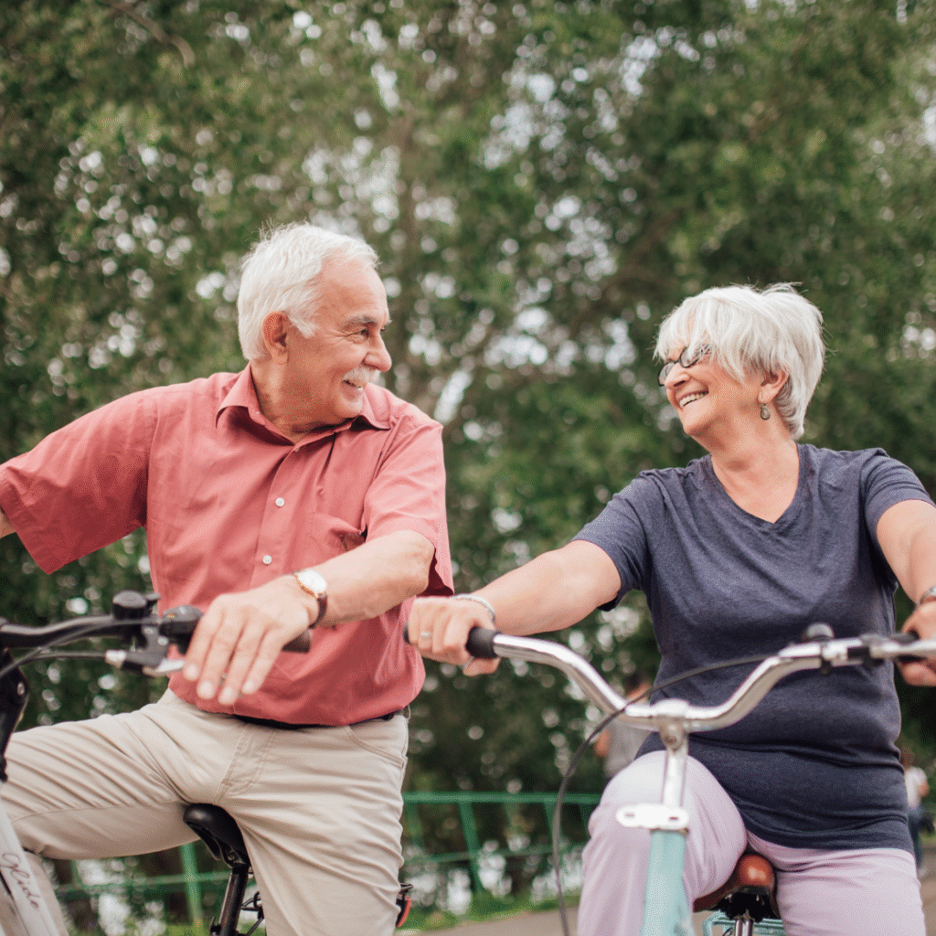 זוג מבוגרים רכובים על אופניים
