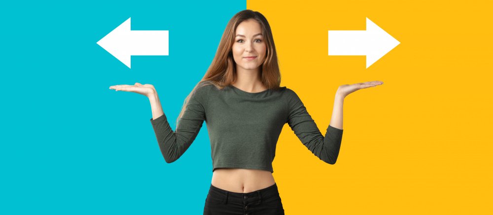 אישה עושה תנועה של השוואה עם הידיים